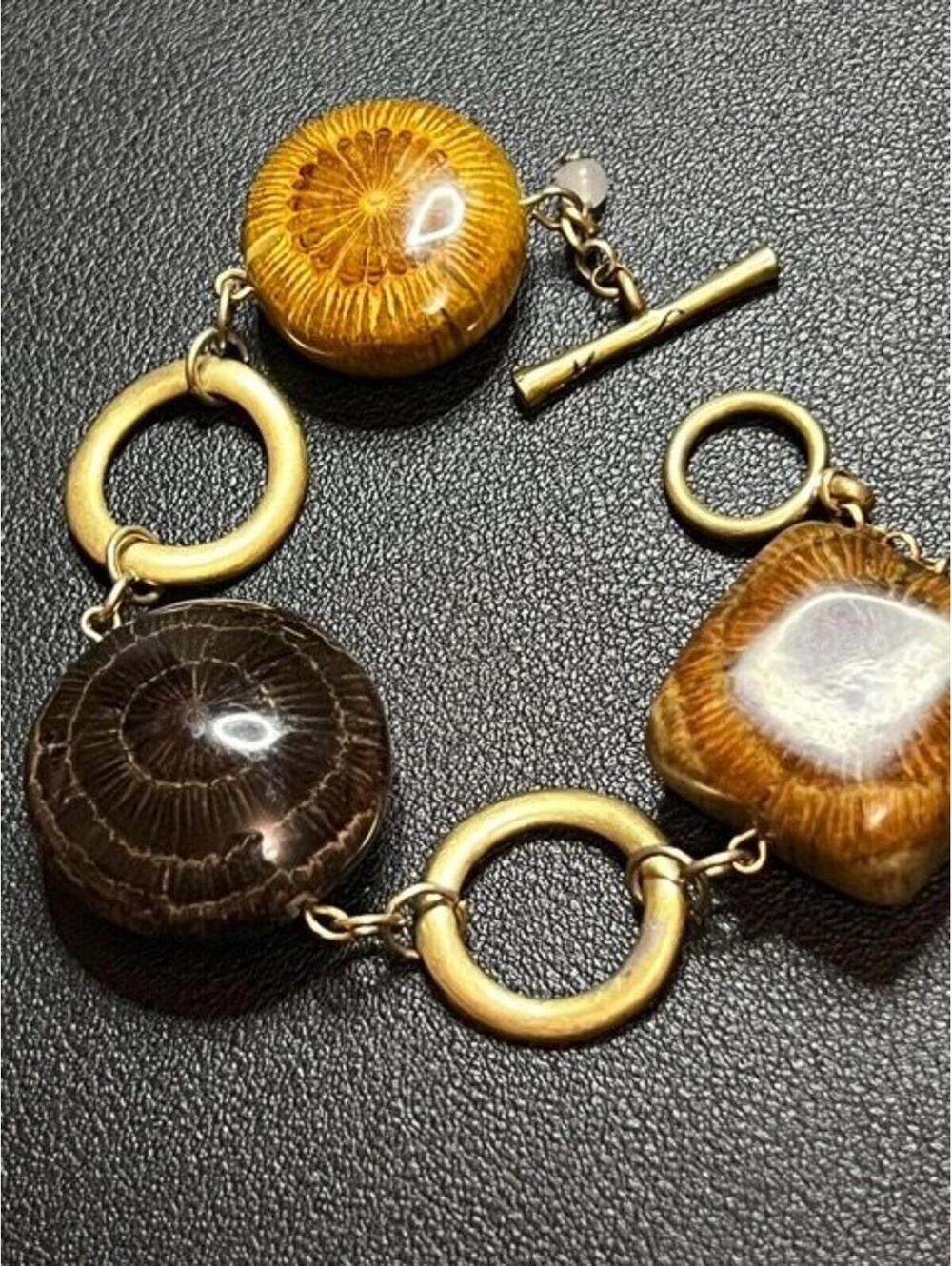 B5579 Kenneth Cole NEW YORK Fossil  Statement Bracelet Gold Tone Toggle 8"